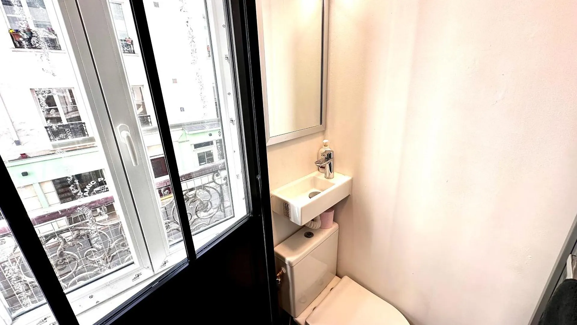 Sunny Paris Studio In The Heart Of 11Eme 0*,